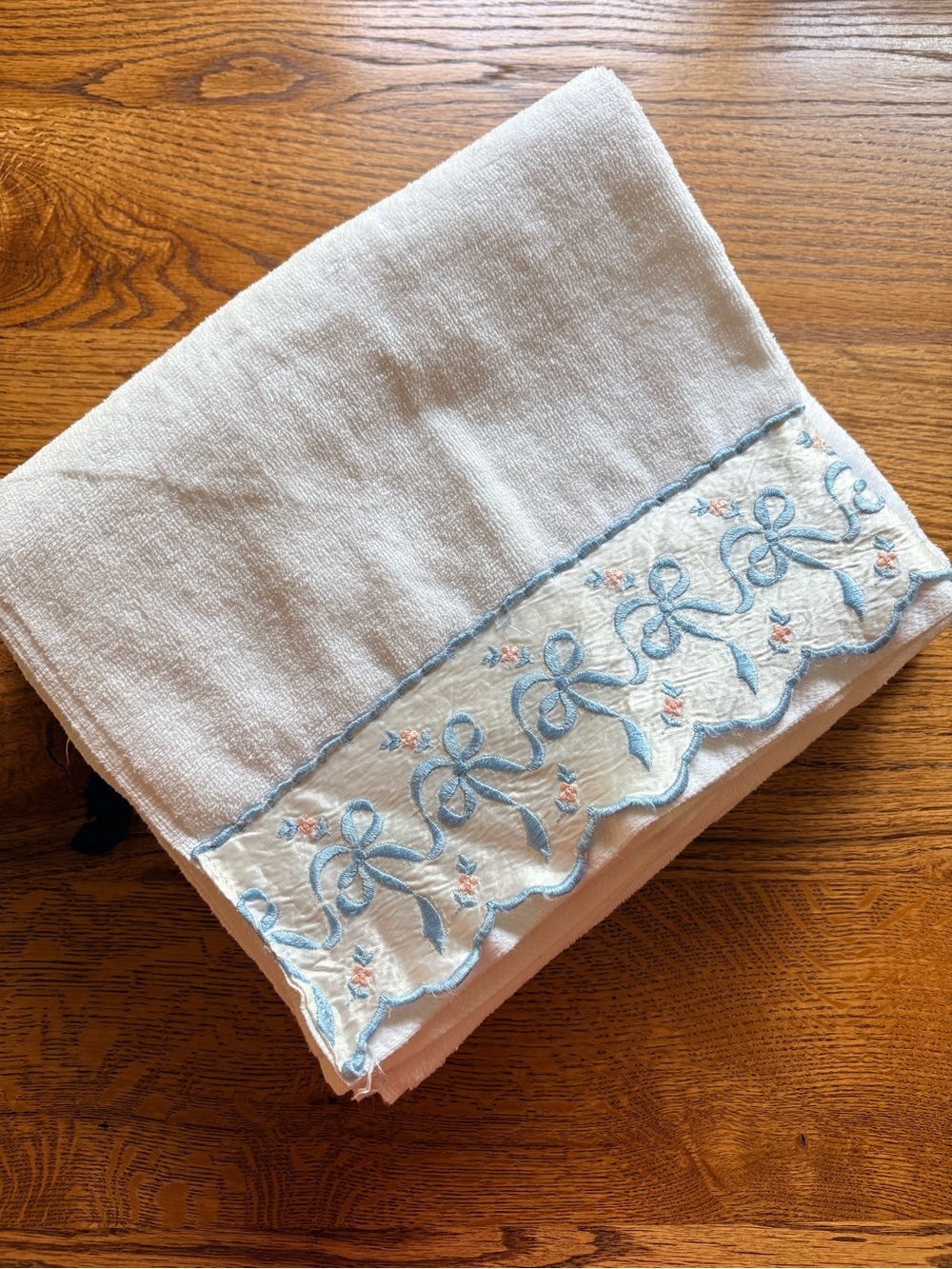 Vintage White with blue and pink Bow trim Bedding Towel Set of 2- Made in USA - Picture 14 of 14